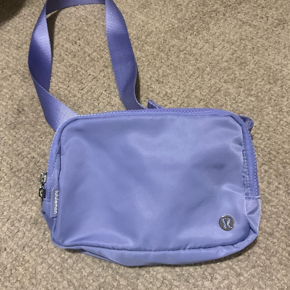 Lululemon Large Everywhere Belt Bag Dark Lavender 2L - Picture 2 of 7